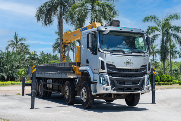 Xe tải gắn cẩu